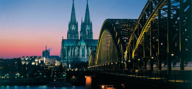 Nächtliche Stadtansicht von Köln